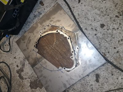 Efter besök hos en snabb herre i Hässleholm med en fin amazon så togs beslutet o sätta motorplåt istället.